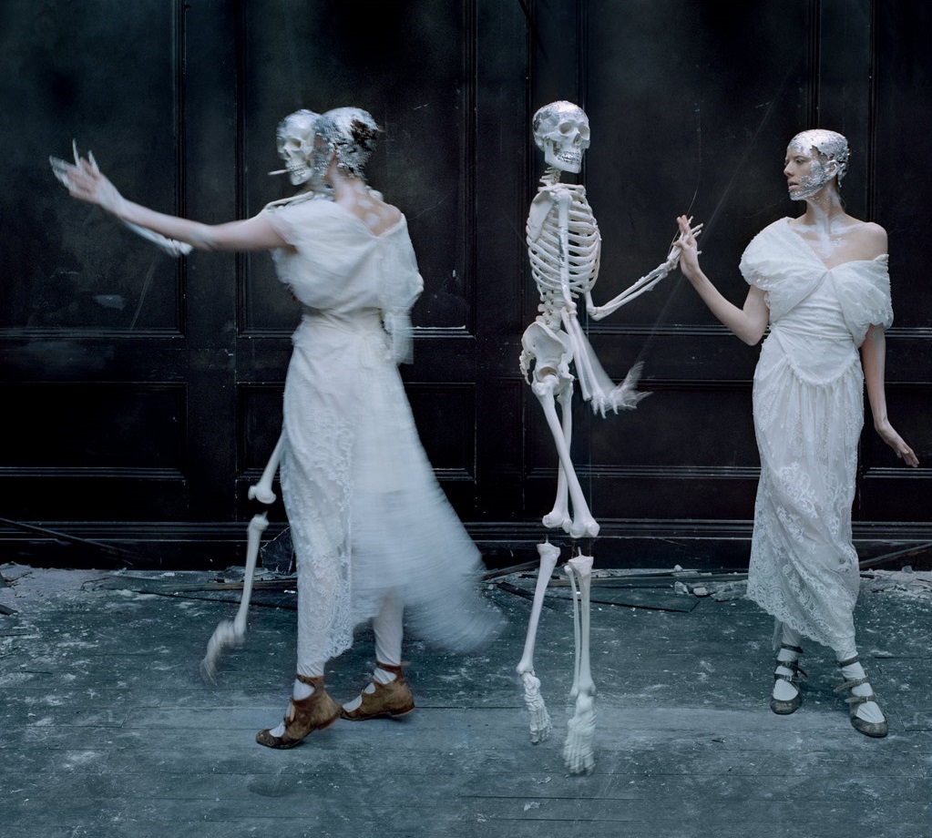 1023x920, 285 Kb / танцы, скелеты, дамы, платья, сигарета