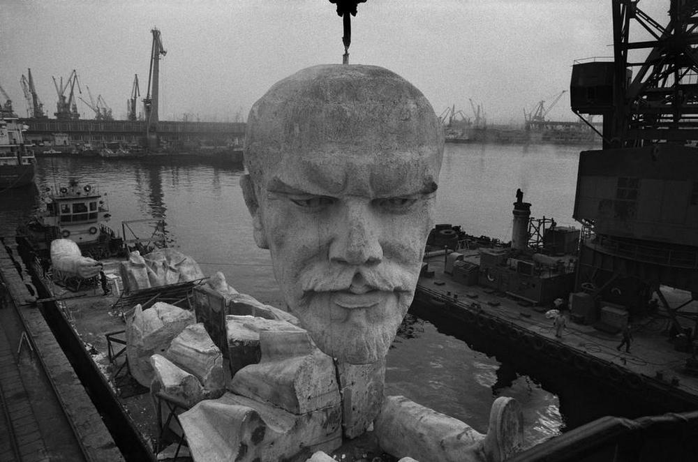 1000x662, 87 Kb / ленин, памятник, голова, ч/б