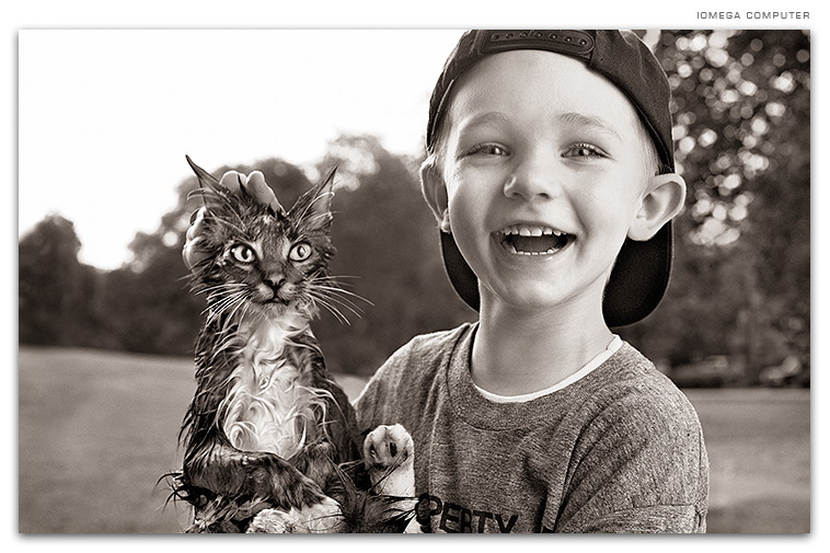 758x505, 129 Kb / ребенок, мокрый кот, ч/б