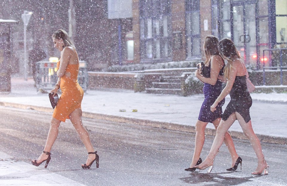 962x625, 178 Kb / снег, каблуки, трое, дорога, мини, платья, сумка