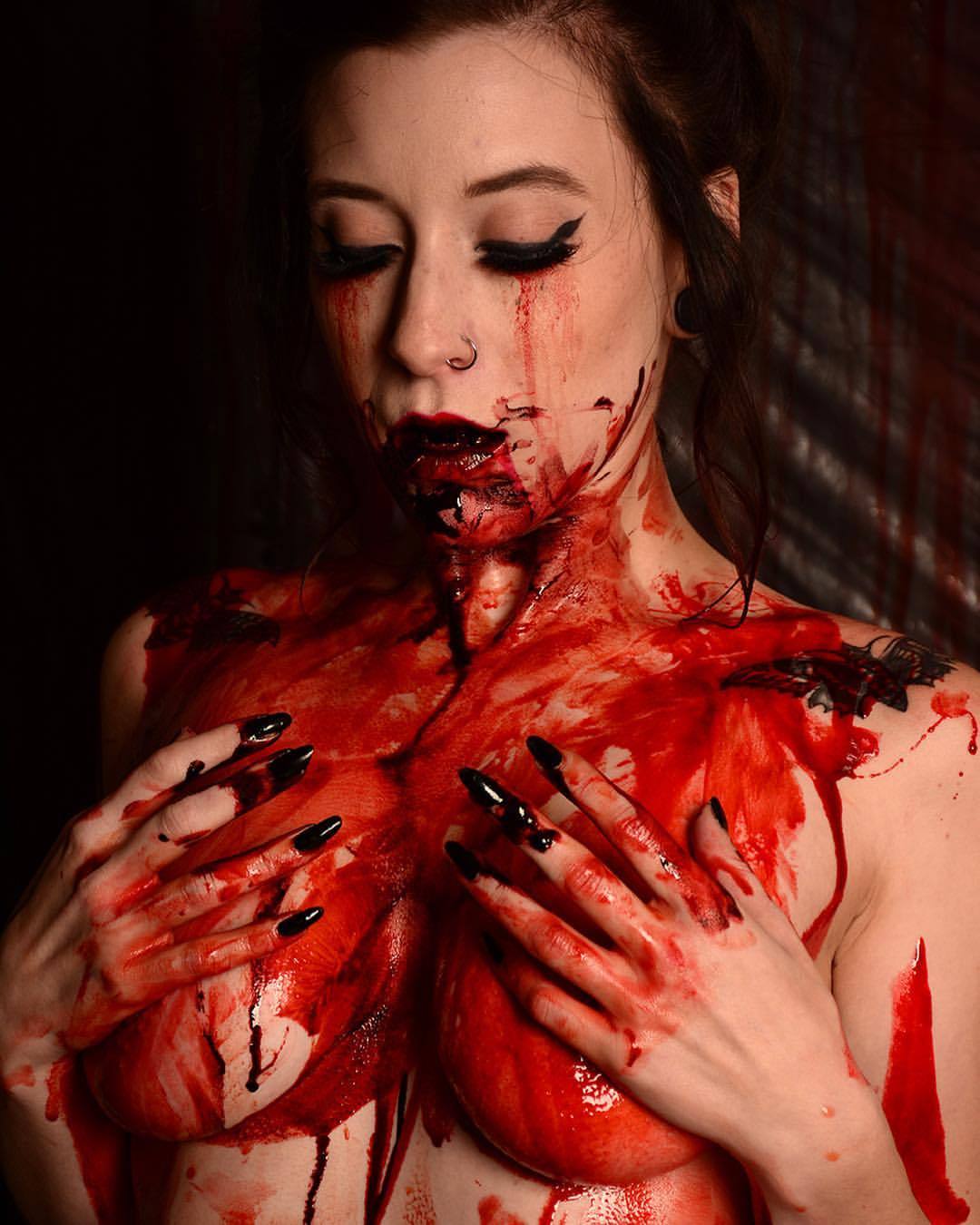 1080x1350, 119 Kb / кровь, титьки, пирсинг