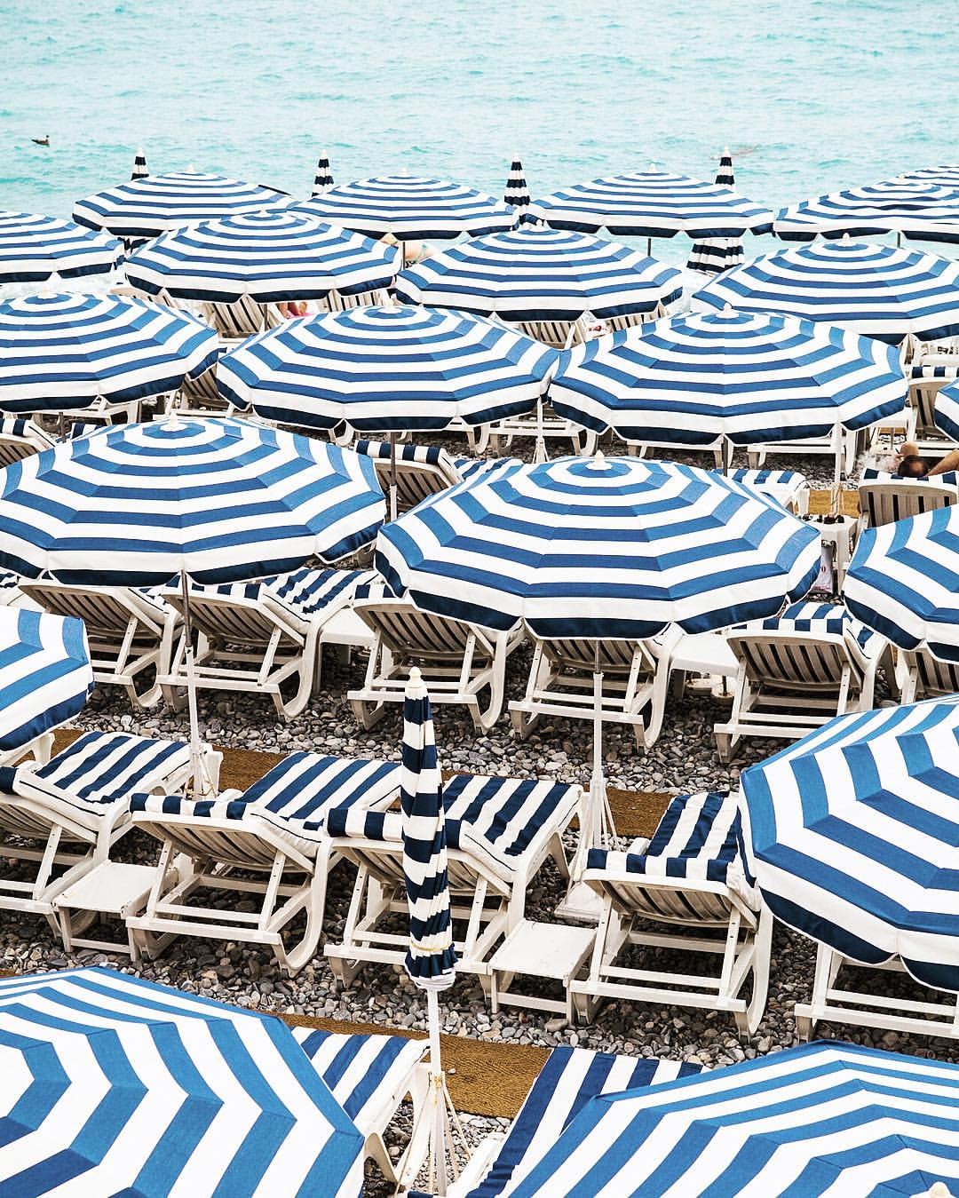 1080x1349, 491 Kb / пляж, море, зонтики, полосатое, синее