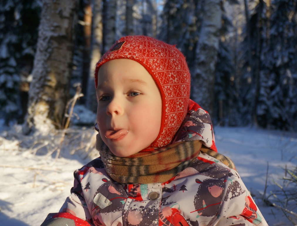 1012x768, 278 Kb / ребенок, зима, снег, язык, красное