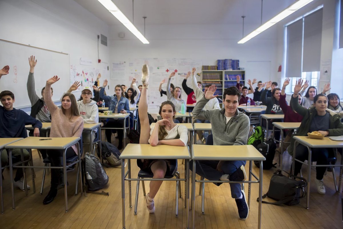 1200x801, 145 Kb / класс, парты, ученики, руки, балерина, пуанты, нога, отличница