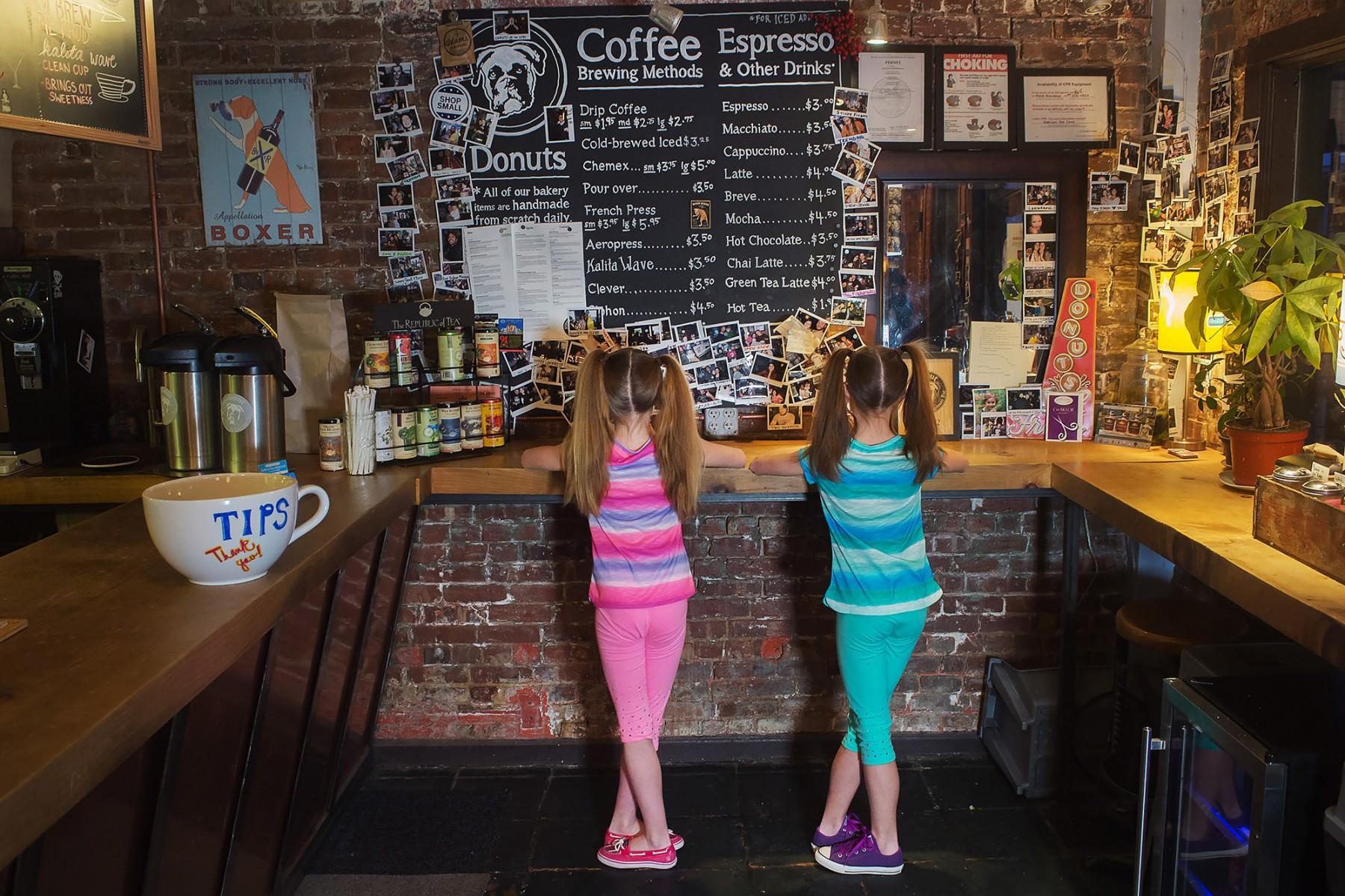 1800x1200, 349 Kb / кафе, доска, девочки, хвостики, розовое, голубое, полосатое, пятая позиция