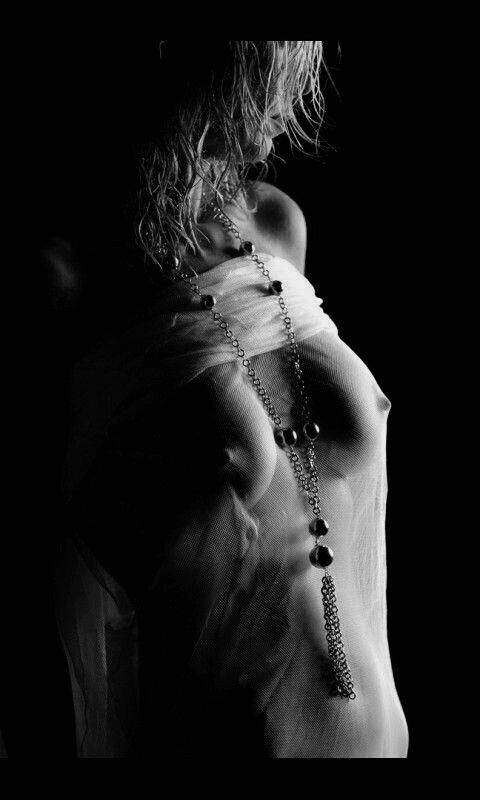 480x800, 34 Kb / титьки, тюль, украшение, ч/б