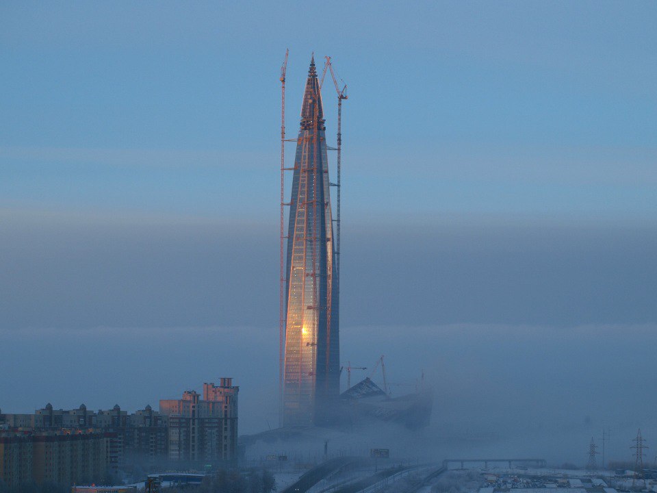 960x720, 61 Kb / Лахта-центр, стройка, туман, облака, краны