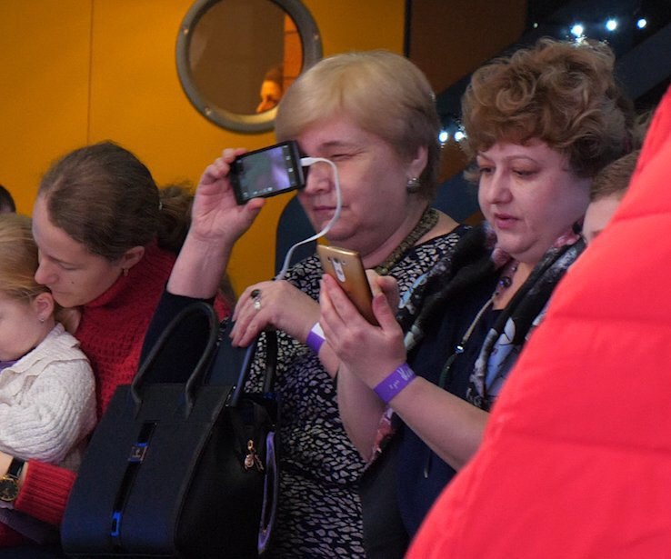 738x615, 75 Kb / женщина, телефон, фоткает