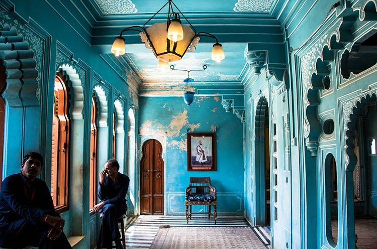 750x496, 522 Kb / комната, окна, голубой, бирюзовый, дверь, картина, мужчины, люстра, арки