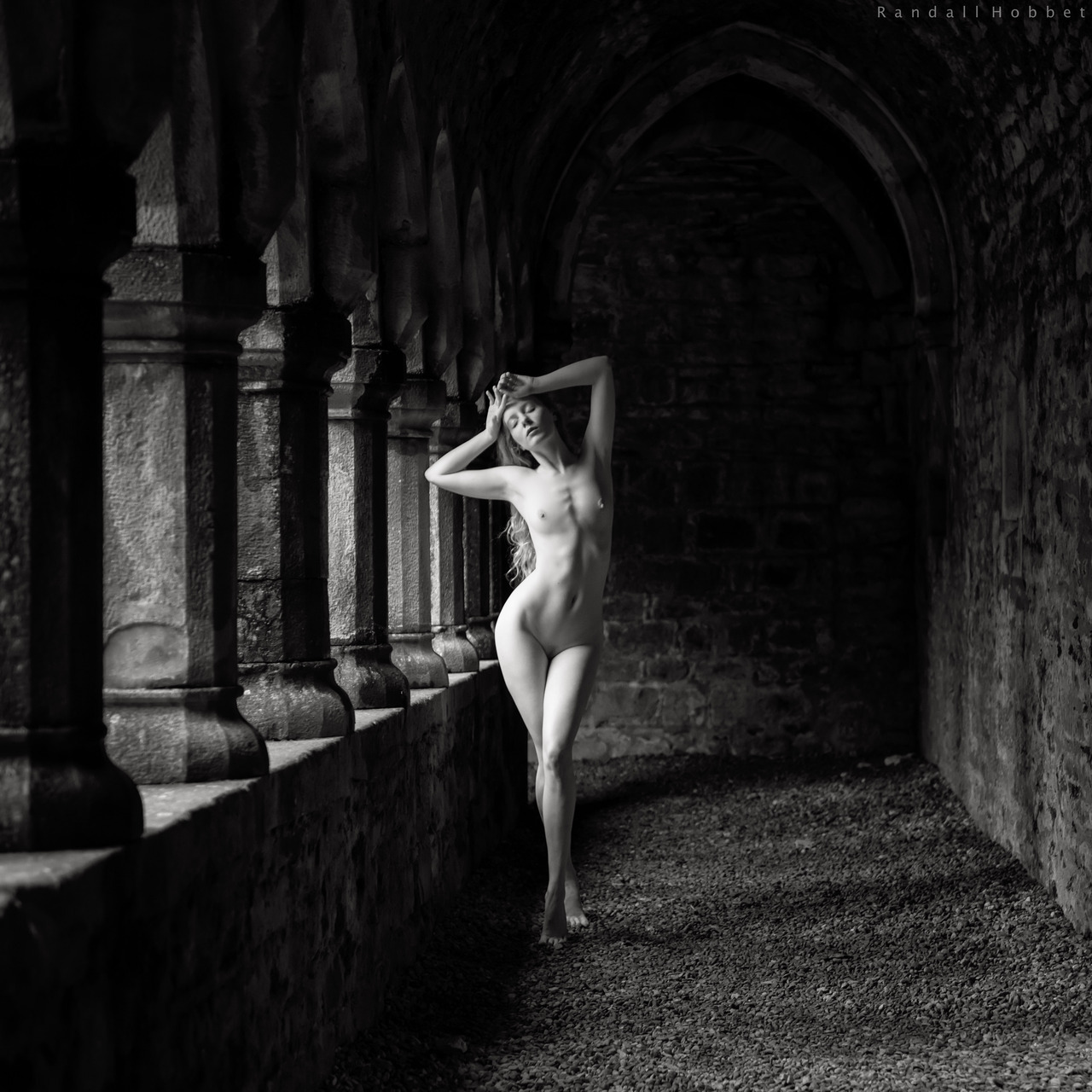 1280x1280, 317 Kb / женщина, колонны, ч/б