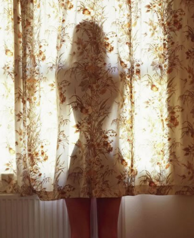 622x764, 107 Kb / девушка, занавеска, силуэт, ноги, окно