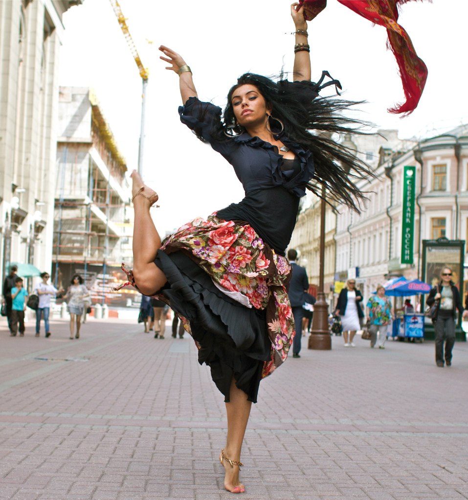957x1024, 188 Kb / женщина, танцует, цыганка, сбербанк, платок, брюнетка
