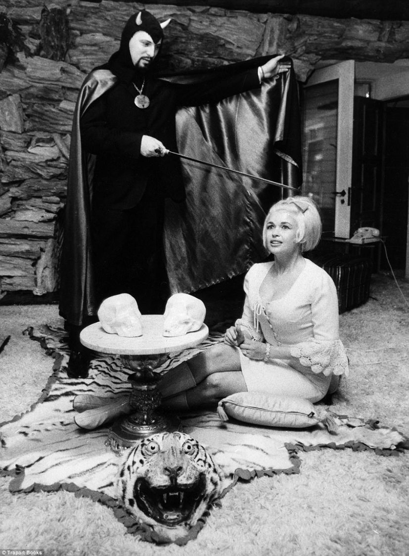 827x1124, 177 Kb / Ла Вей, Мэнсфилд, тигр, чудят