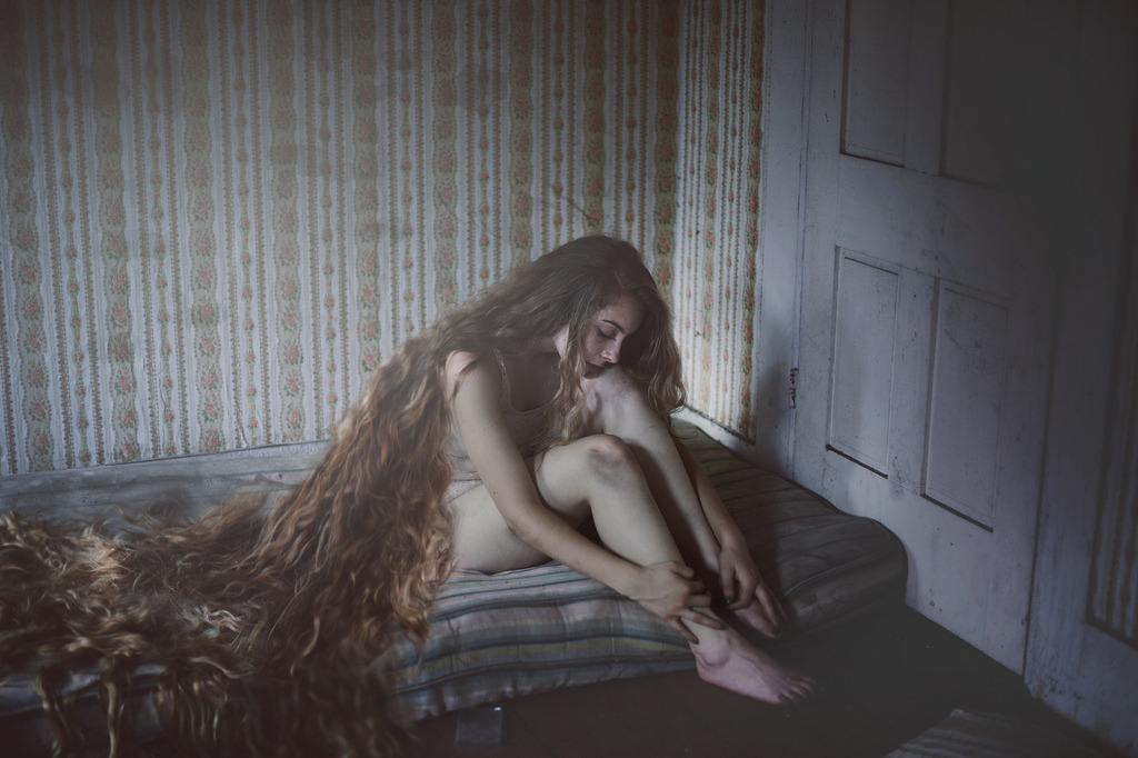 1024x682, 204 Kb / матрас, девка, волосы, синяк