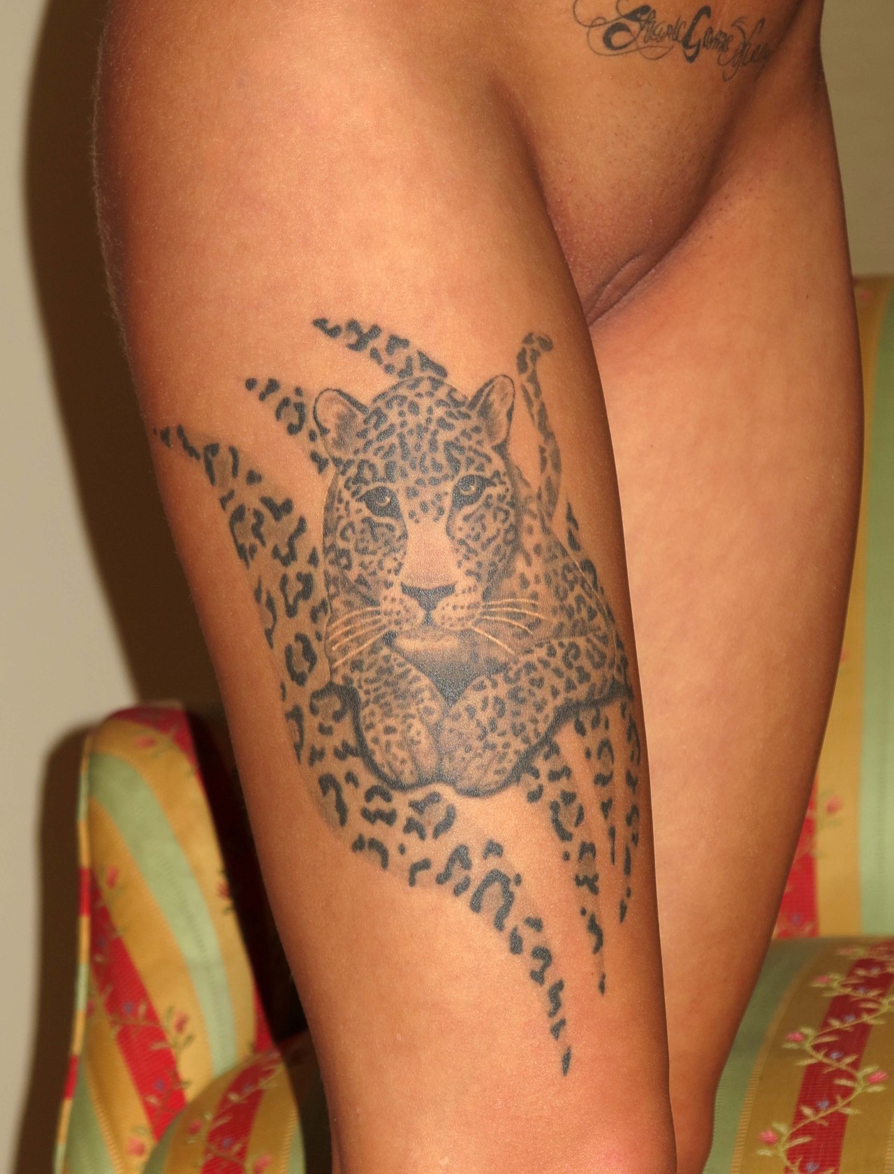 1280x1680, 380 Kb / девка, ляжка, тату, леопард