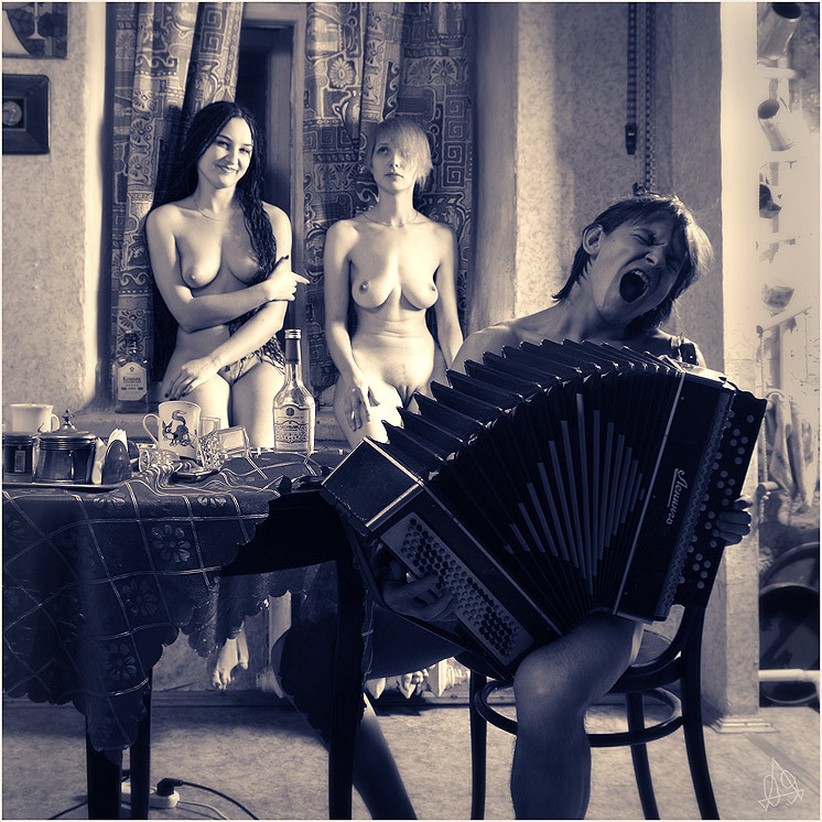 746x746, 203 Kb / девки, бухло, баянист, поёт