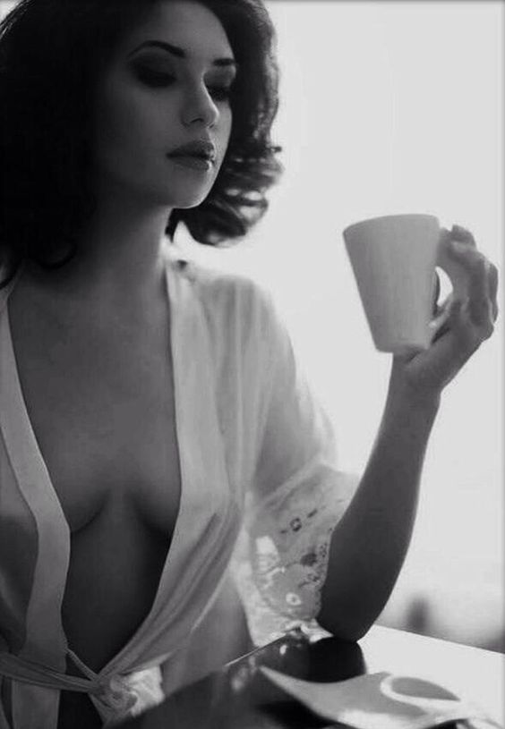 564x815, 35 Kb / женщина, чашка, халатик, ч/б