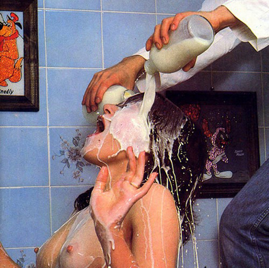 1111x1107, 406 Kb / девка, бутылки, молоко, душ