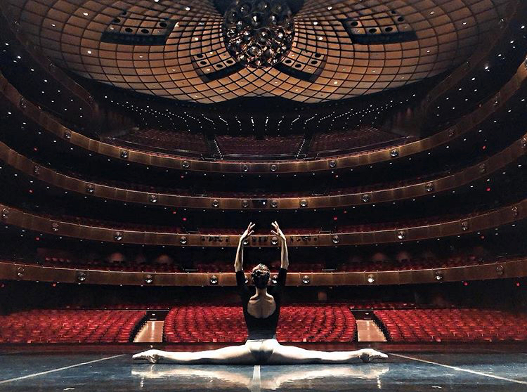 750x558, 440 Kb / театр, сцена, балерина, шпагат