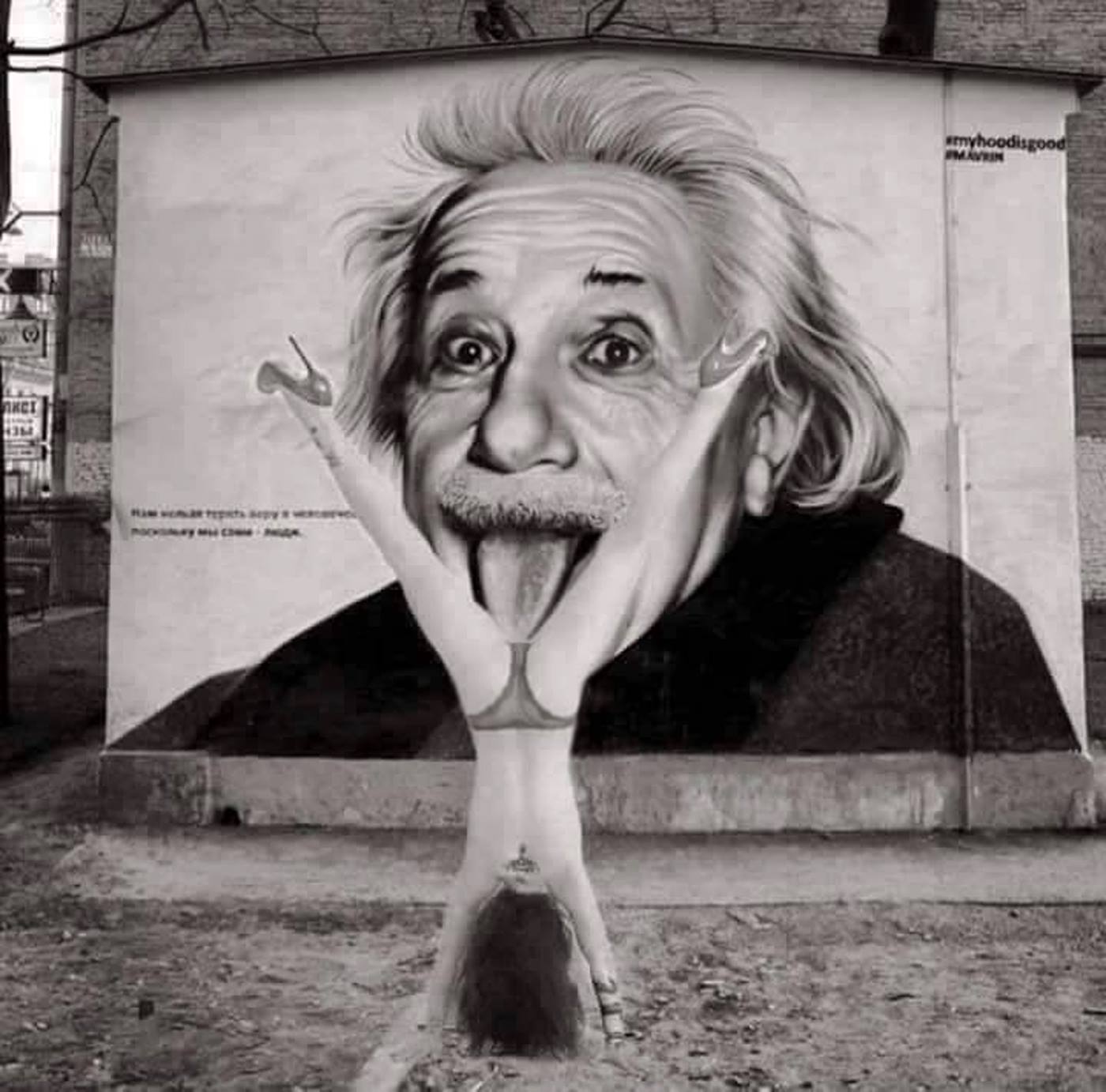 1400x1382, 154 Kb / девка, Альберт Эйнштейн, язык, стойка, ч/б