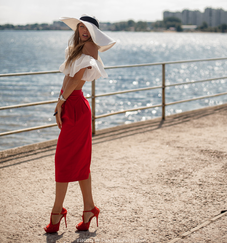 931x997, 393 Kb / юбка, шляпа, набережная, блузка, Денис Гончаров