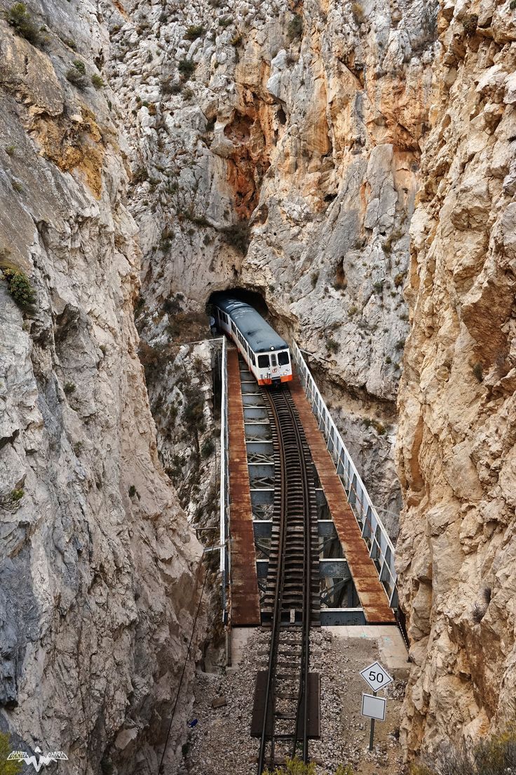 736x1104, 277 Kb / поезд, рельсы, гора, тоннель