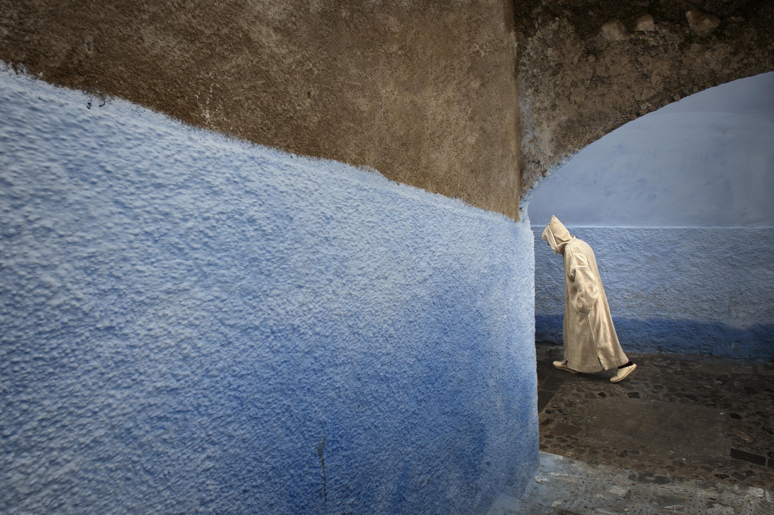 2683x1788, 639 Kb / стены, голубое, серое, человек