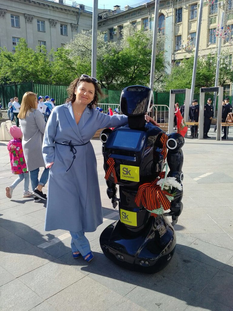 768x1024, 184 Kb / симоньян, робот, ленточки, сколково, катюша, политота