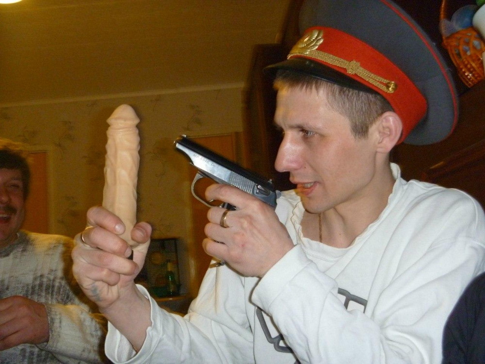 1000x750, 167 Kb / мент, фуражка, пистолет, самотык, хуйло