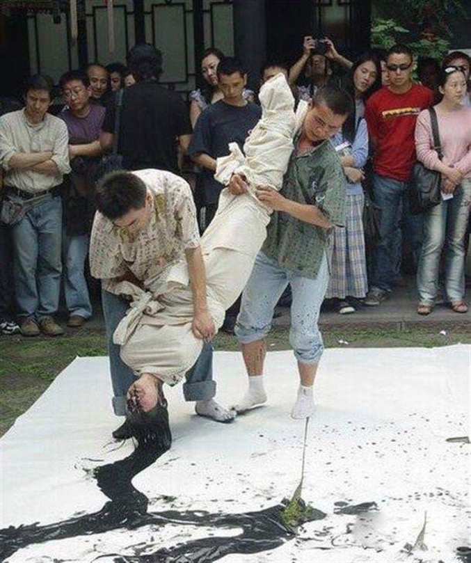 677x809, 360 Kb / азиаты, рисуют, краска, волосы, вверх ногами, каллиграфия