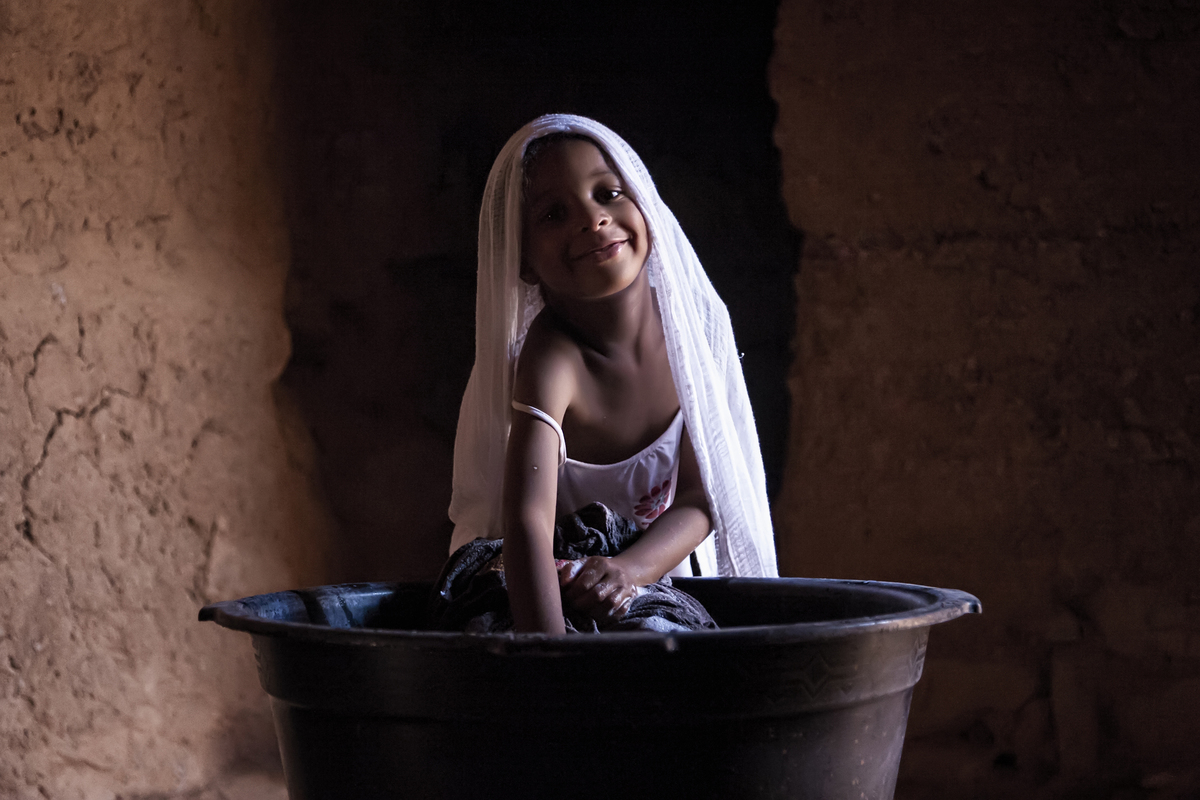 1200x800, 579 Kb / девочка, тазик, стирка