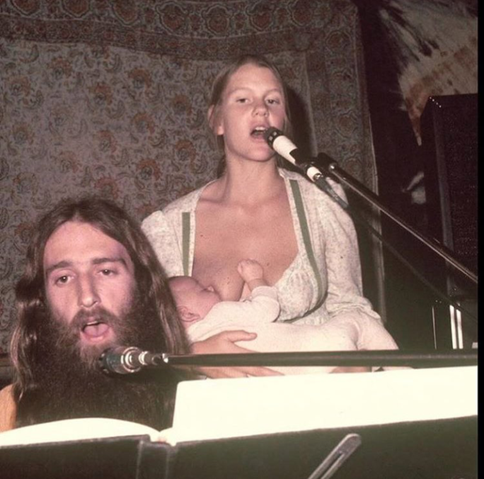 684x676, 587 Kb / девка, микрофон, сосунок, кормление, иисус, пение, хгм