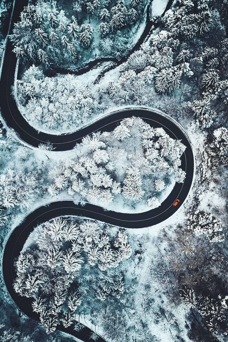 800x1200, 368 Kb / дорога, снег, лес, деревья, сверху, машина