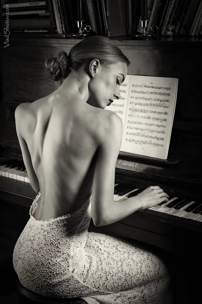 711x1066, 132 Kb / девка, пианино, ноты, тощенькая, ч/б