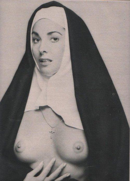 500x696, 38 Kb / монашка, крестик, ч/б