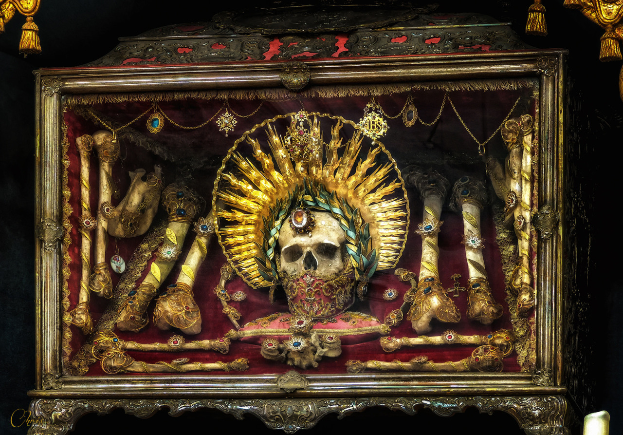 1280x893, 599 Kb / мощи, кости, украшения, короб, витрина