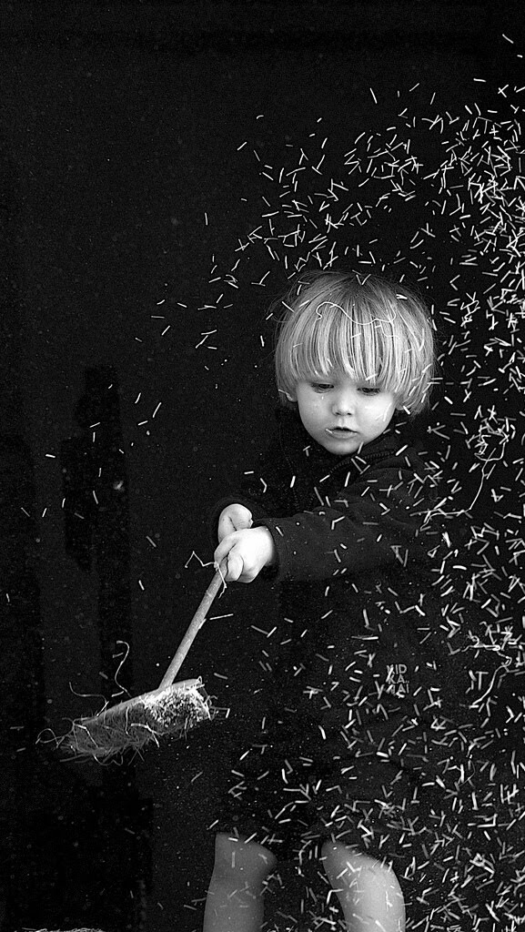 577x1024, 181 Kb / ч/б, ребенок, швабра, пыль