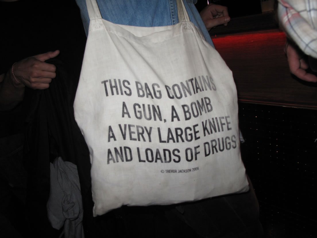 1104x828, 74 Kb / сумка, оружие, наркота