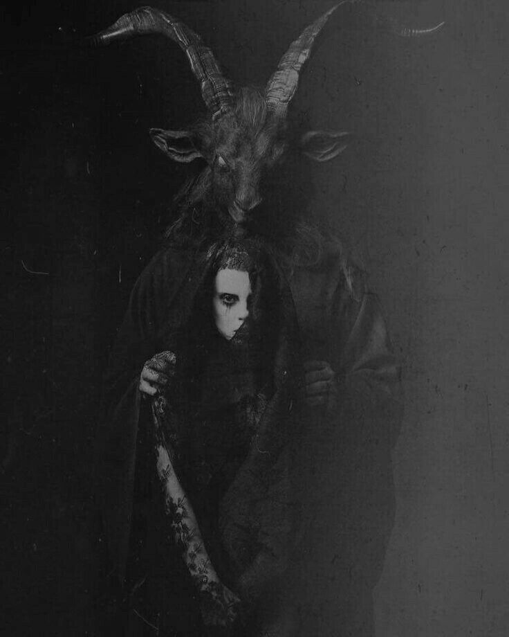 736x920, 46 Kb / демон, женщина, ч/б