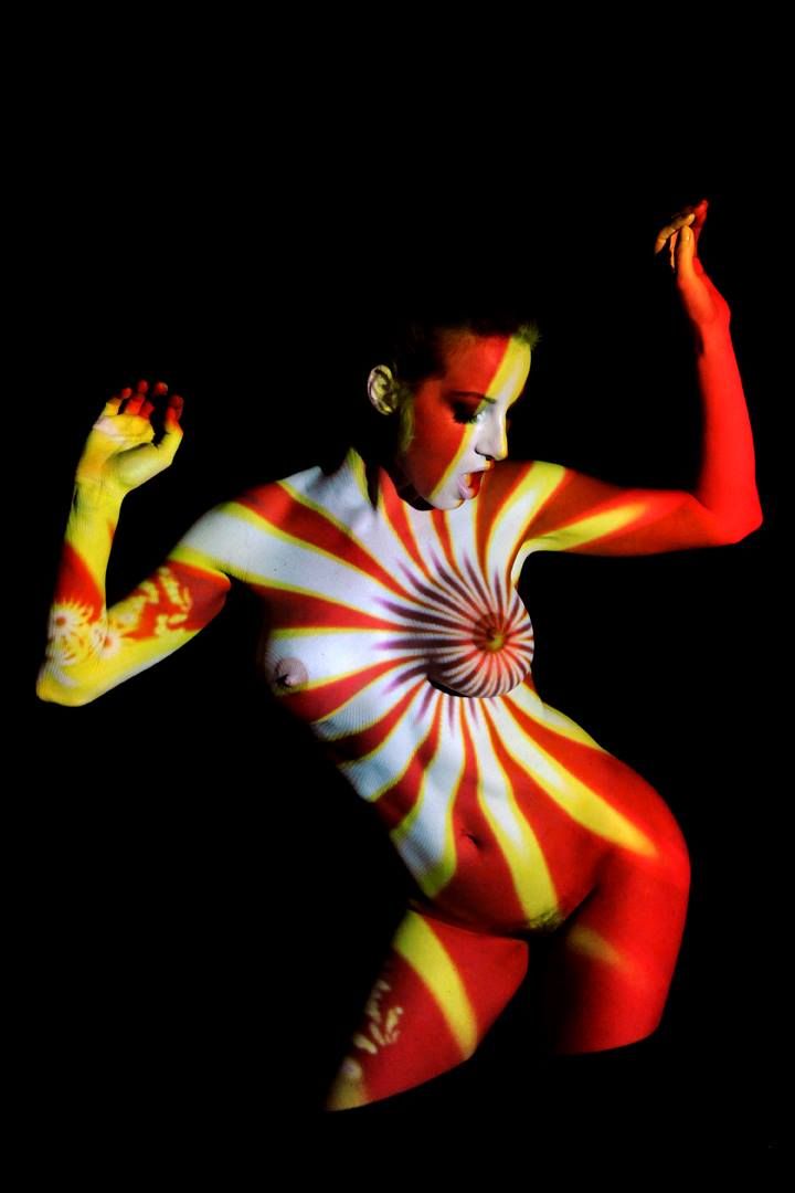 720x1080, 42 Kb / девка, сиська, бодиарт, цветасто