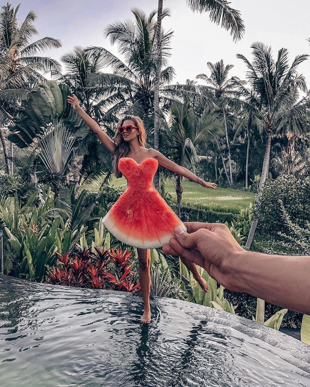 1080x1350, 615 Kb / арбуз, очки, платье, пальмы, бассейн, балерина