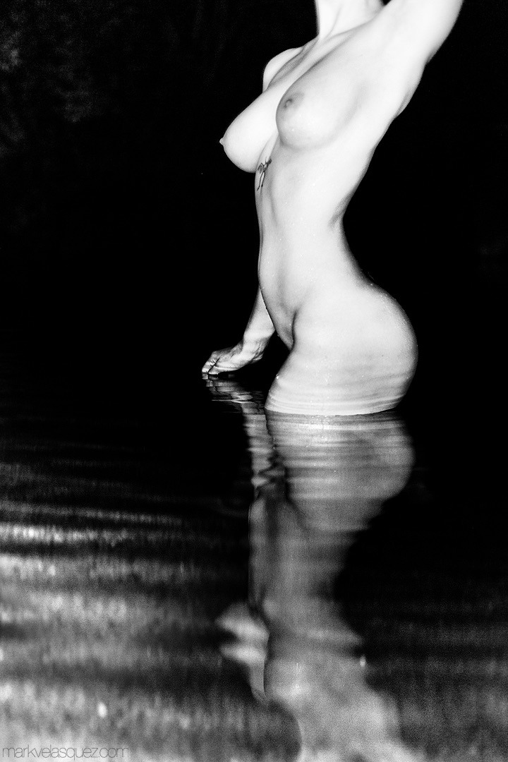 720x1080, 159 Kb / ч/б, фигура, голая, вода