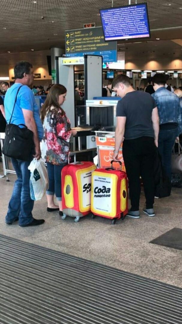 607x1080, 153 Kb / сода, сумки, аэропорт, чемоданы