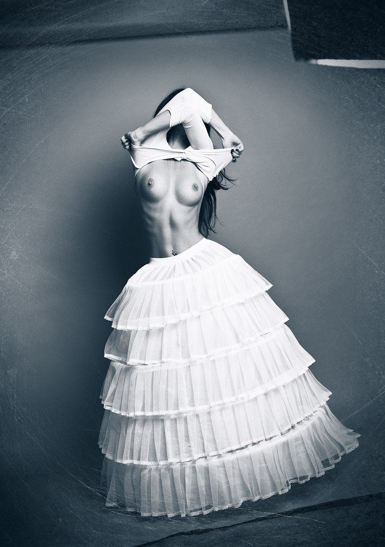 760x1080, 125 Kb / сарафан, юбка, топлесс, ч/б