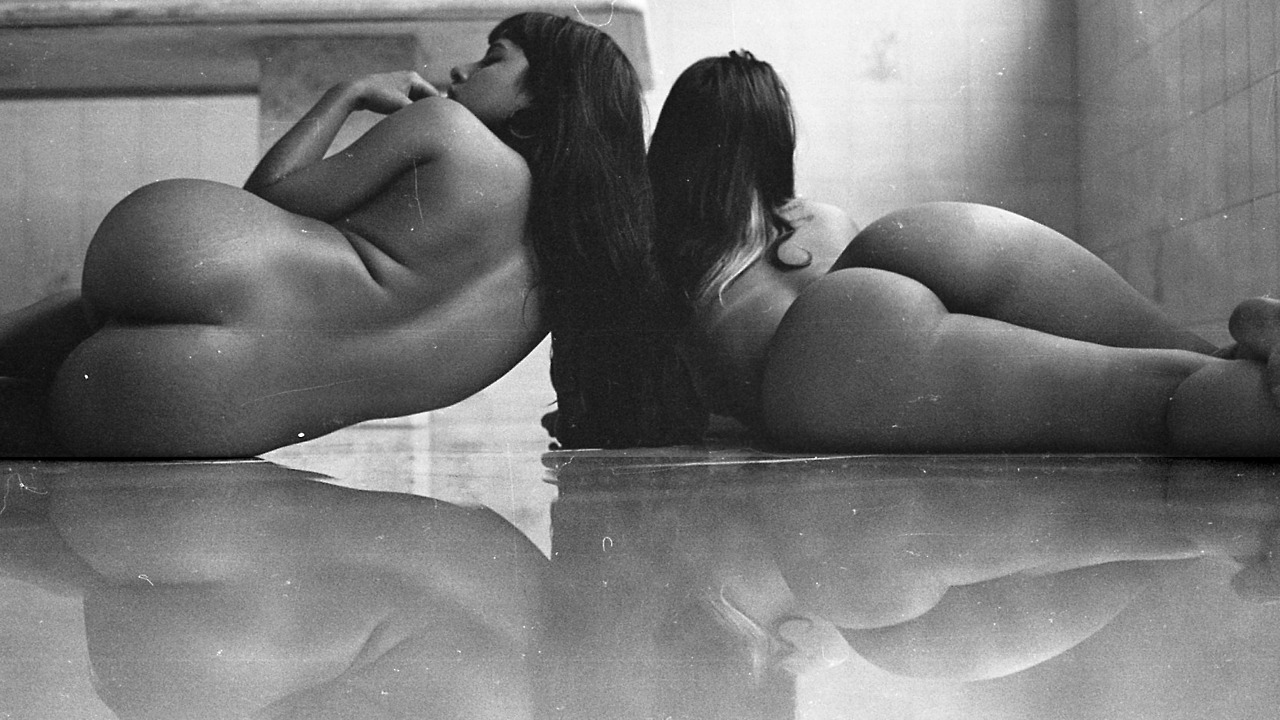 1280x720, 227 Kb / девушки, ч/б, попы