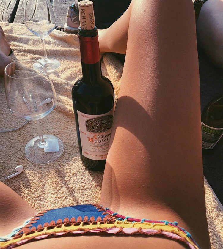 750x838, 202 Kb / бокал, бутылка,ляжка, ляжечка, плавки, наушники, полотенце, доски