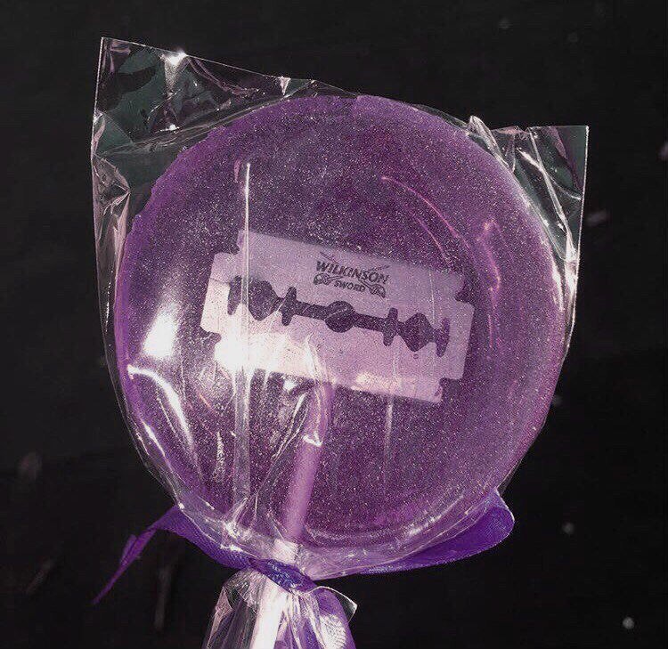 750x729, 137 Kb / леденец, лезвие