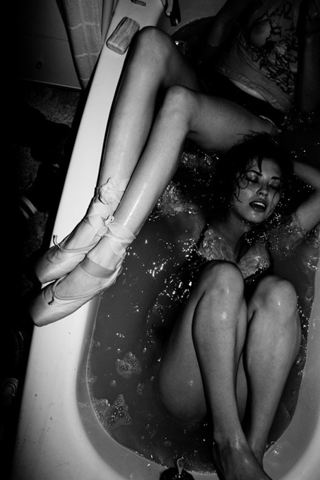 467x700, 71 Kb / ванна, девки, мыло, пуанты, ч/б