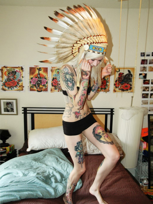 600x800, 245 Kb / девка, индеец, татушки, скачет