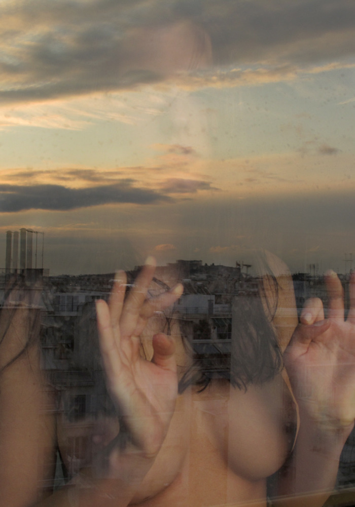 700x1001, 130 Kb / девка, окно, стекло, отражение